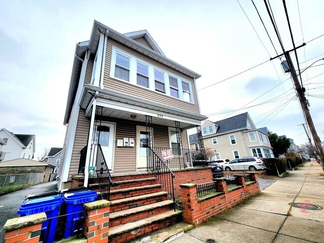 Building Photo - 398 Charles St