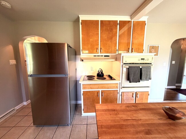 Building Photo - Hilltop Charm in Floyds Knobs – Spacious All-Brick Beauty with Room to Grow!