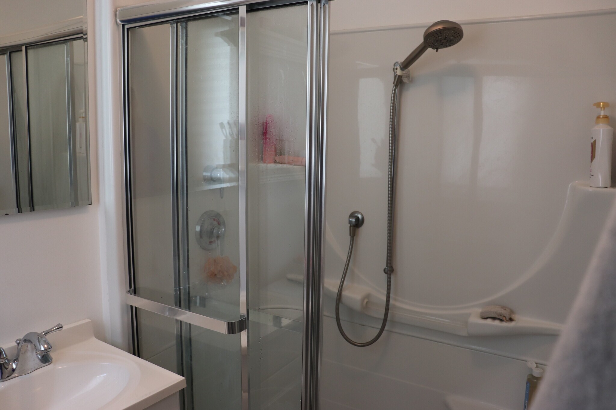 Building Photo - 442 Surrey Ln