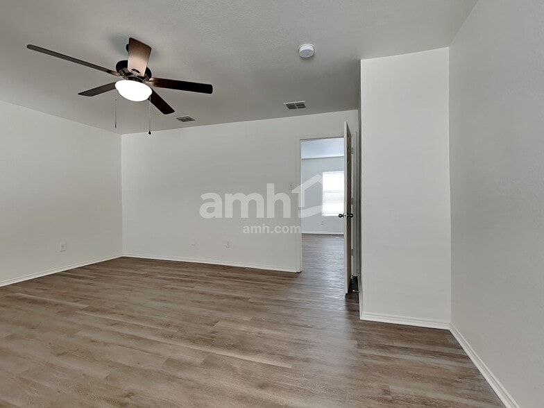 Building Photo - 1995 Kickapoo Trl