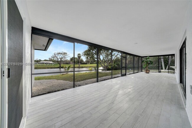 Building Photo - 3352 Lakeview Dr
