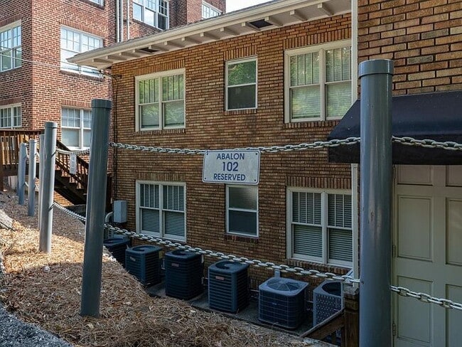 Building Photo - "Charming 2-Bedroom Retreat in Birmingham – Cozy 932 Sq Ft Haven!"