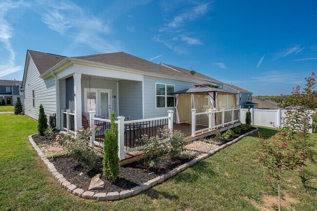 Building Photo - Like New, One-Level Living