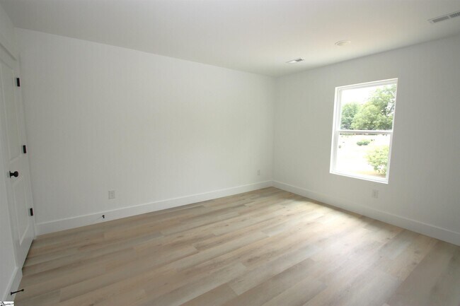 Building Photo - 404 Sierra Rd