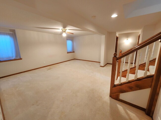 Building Photo - Executive 3+BR, 3BTH Rancher, 2car gar (with ALL utilities only $450/mo) and lawncare and snow re...
