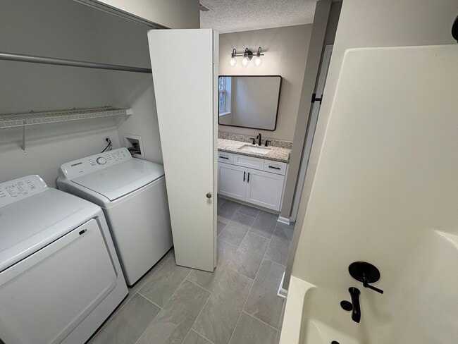 Building Photo - SINGLE FAMILY HOME IN HERMITAGE, FENCED YARD AND ON CUL-DE-SAC!