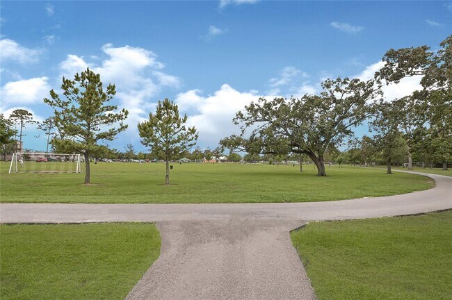 Building Photo - 1531 Woodbend Park S