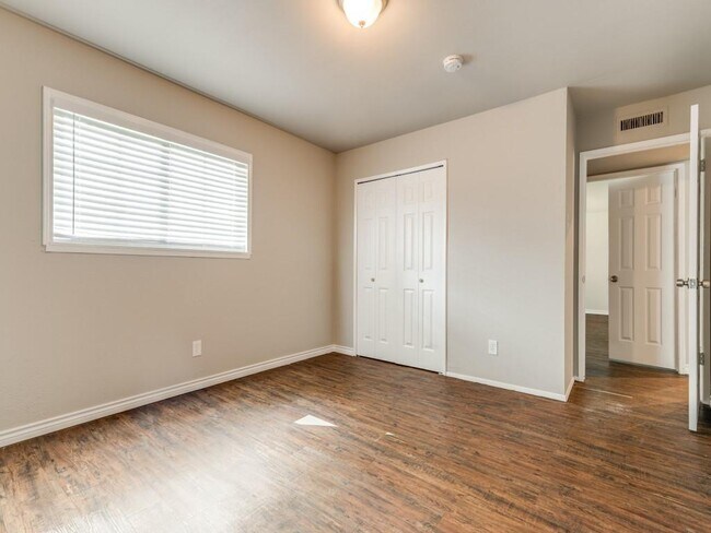 Building Photo - 502 Wildflower Dr