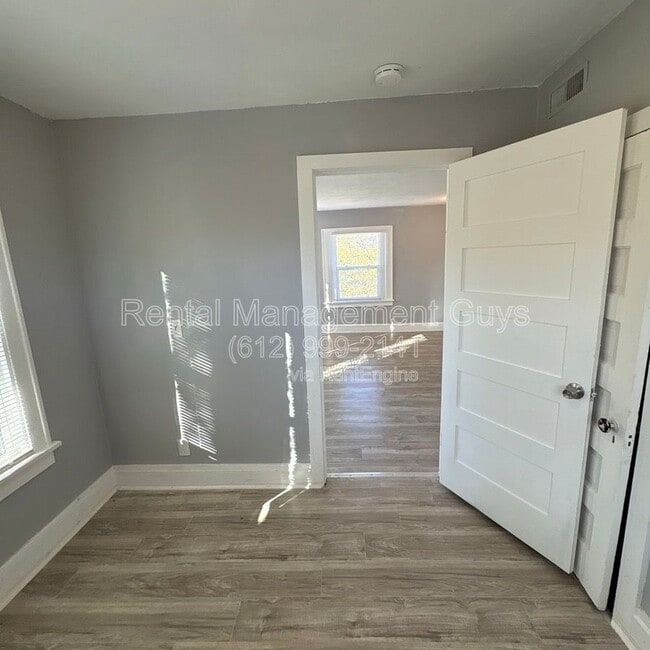 Building Photo - 4216 N Bryant Ave