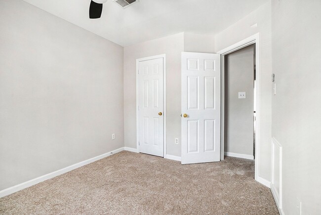 Building Photo - Conveniently Located 3BR/2.5BA Townhome in...