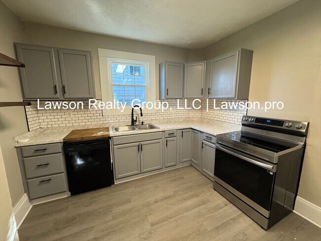 Building Photo - Three Bedroom Home - Walking Distance to G...