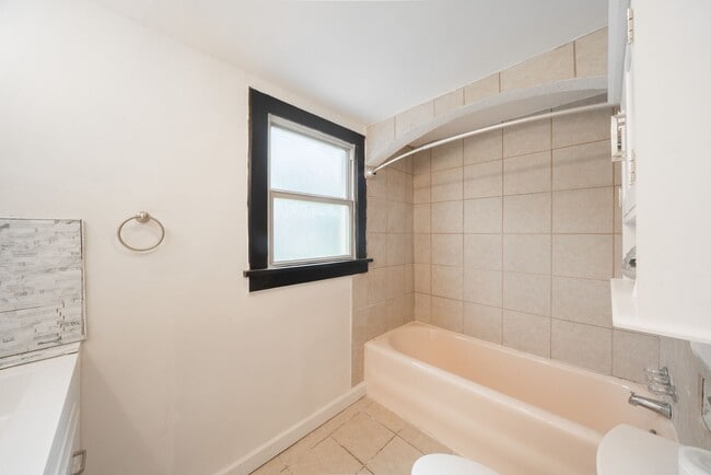 Building Photo - Charming Spanish Revival bungalow!