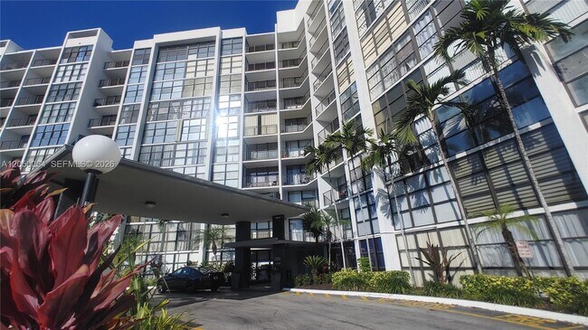 Building Photo - 1000 Parkview Dr