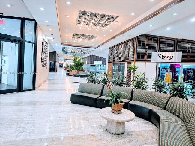 Building Photo - 999 Brickell Bay Dr