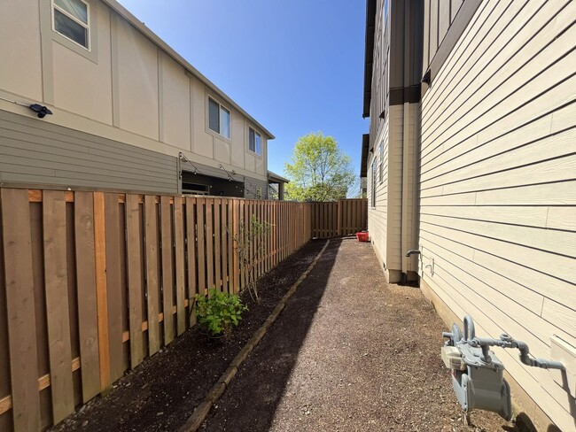 Building Photo - 3BD/3BA Bethany Home with Vaulted Ceilings, Stainless Appliances & Gas Fireplace