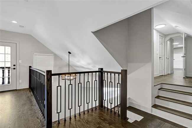 Building Photo - 1887 Shalimar Dr NE