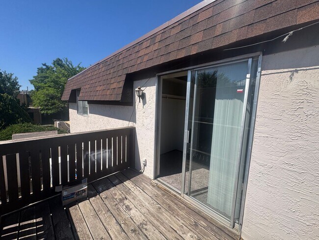 Building Photo - 2 Bed | 1 Bath | Approx. 1,035 Sq Ft