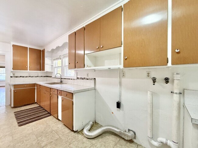 Building Photo - 1013 23rd St W