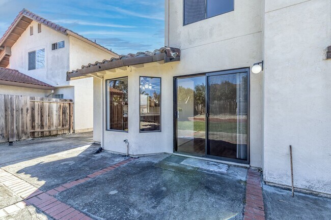 Building Photo - 4 bed/3 bath Single Family Home w/ large backyard!