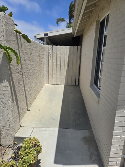 Building Photo - 632 Cerro St