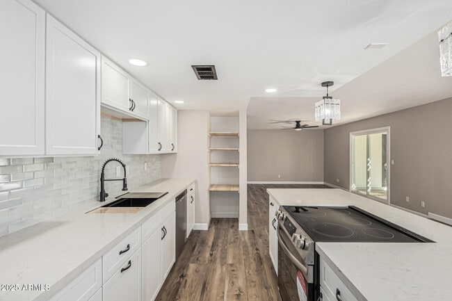 Building Photo - 10838 N 32nd Ln