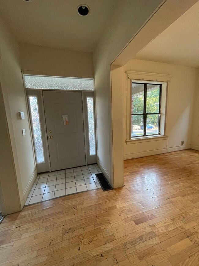 Building Photo - 194 E 14th Ave