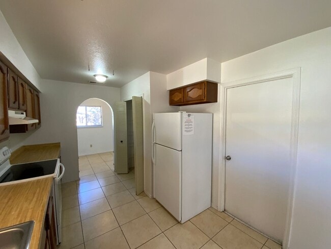 Building Photo - 3 Bedroom Single Story Home Available Near...