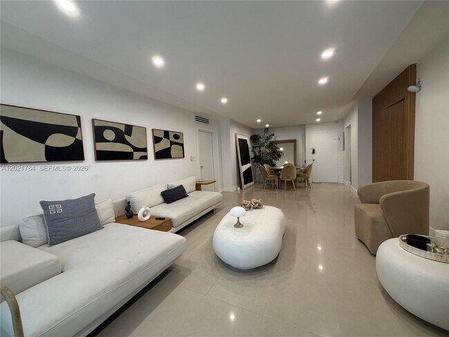 Building Photo - 2030 S Ocean Dr