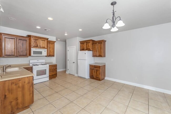 Building Photo - 4 Bedroom Single-Level Home In Hurricane - Small Pet Friendly