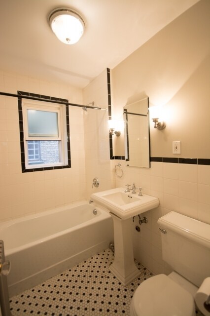 Building Photo - 539 W Brompton Ave