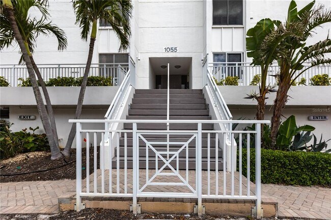 Building Photo - 1055 W Peppertree Dr