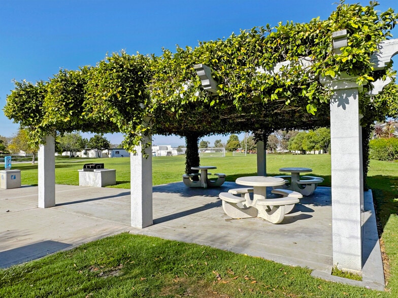 Building Photo - 13 Sage