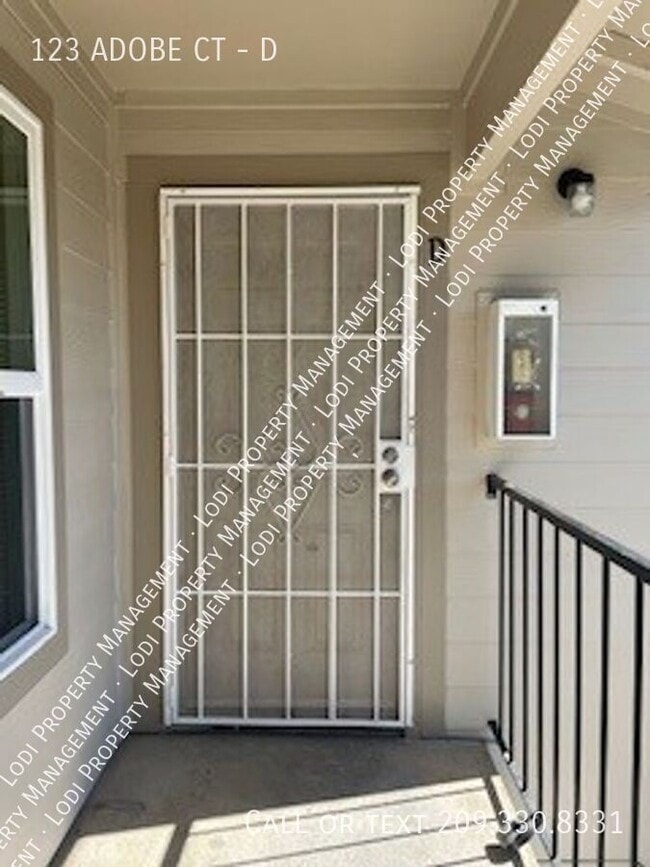 Building Photo - 123 Adobe Ct