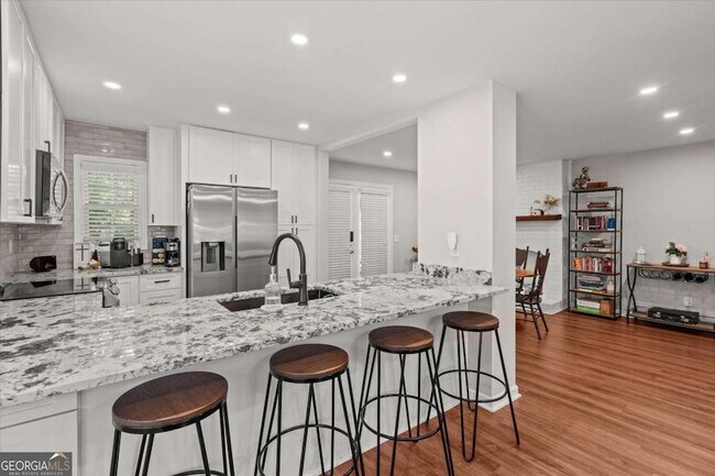 Building Photo - 541 N White St