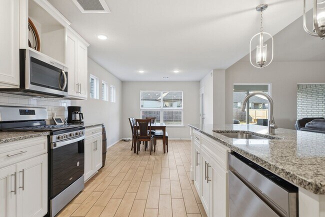 Building Photo - Welcome to this exceptionally well maintained like new home located in the Estates at Morrow Place