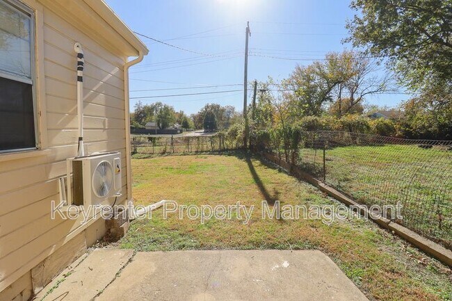 Building Photo - 622 E Xyler St