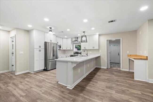 Building Photo - AVAILABLE 9/19!! 3bed/2bath with flex spac...
