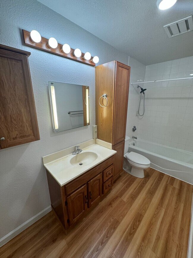 Building Photo - **1 Bedroom, 1 Bathroom Apartment for Rent...