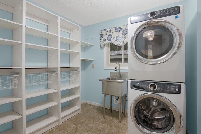 Building Photo - Charming Home at the Base of Old Mission Peninsula