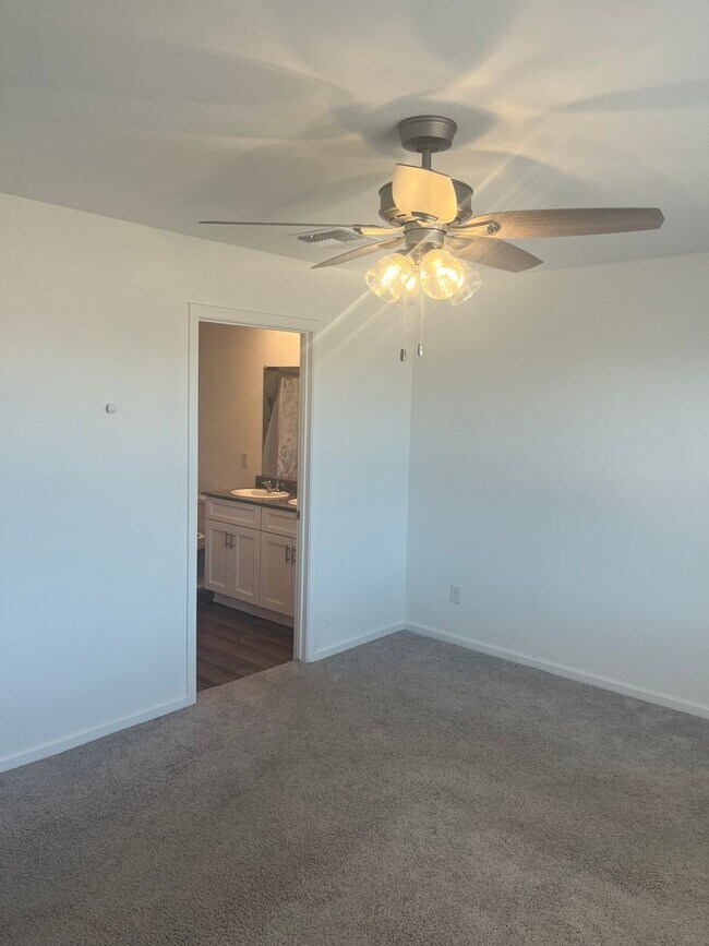 Building Photo - Beautiful 4 Bedroom 2 Bathroom split floor plan home in the newly built Turquoise Hills Neighborh...