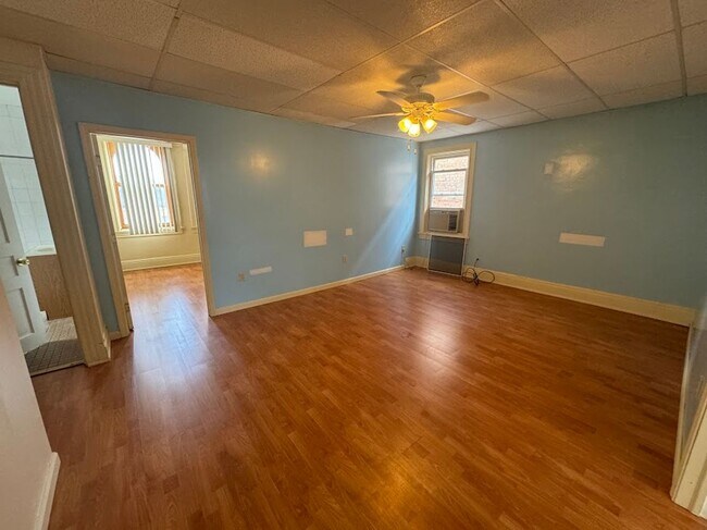 Building Photo - 5526 Howe St