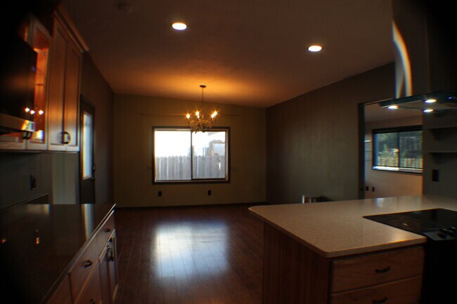 Building Photo - 3B2BA 1700 Sq Ft - Forced Air and Heat - Sunroom in Moscow, ID!  Recent Remodel