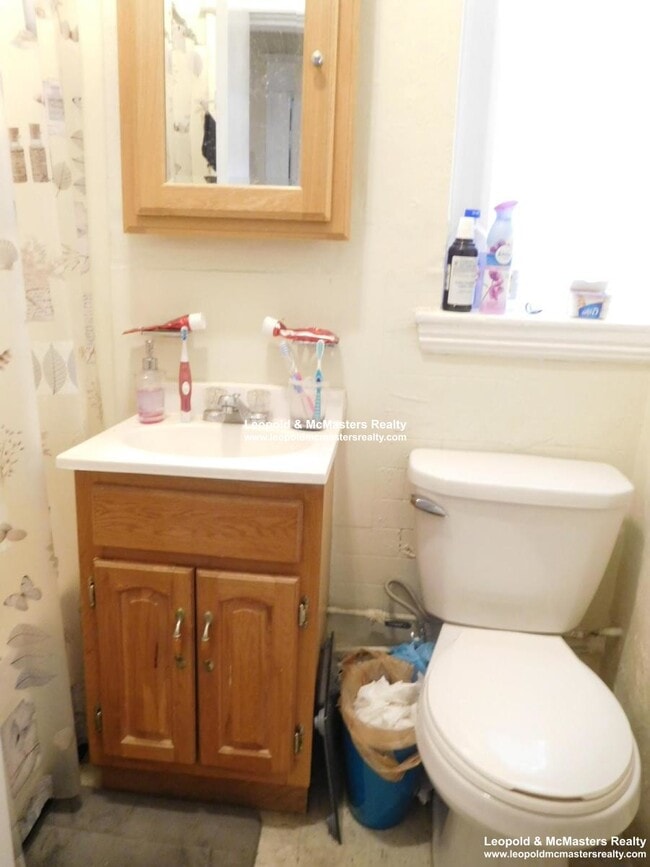 Building Photo - 8 Woodstock Ave