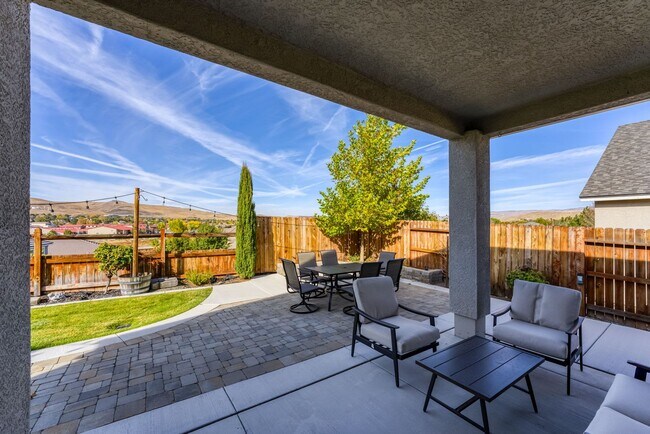 Building Photo - FULLY FURNISHED home available now.