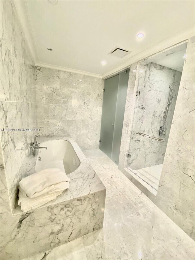 Building Photo - 15701 Collins Ave