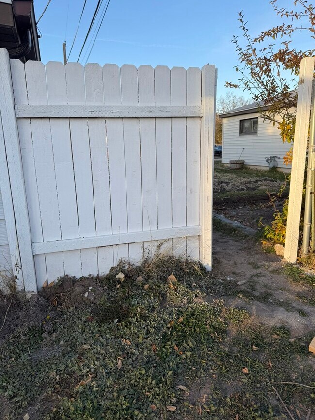 Building Photo - Remodeled duplex - back unit