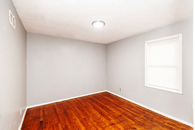 Building Photo - Amazing 3 Bed 1 Bath Home
