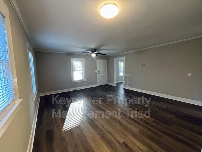 Building Photo - 5087 Meadowbrook Dr