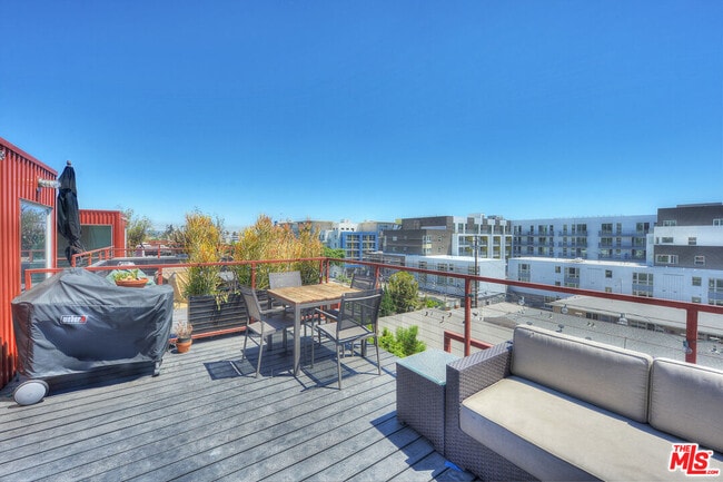 Building Photo - 1140 N Formosa Ave