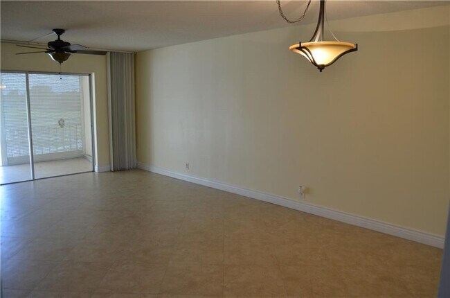 Building Photo - 1005 Country Club Dr